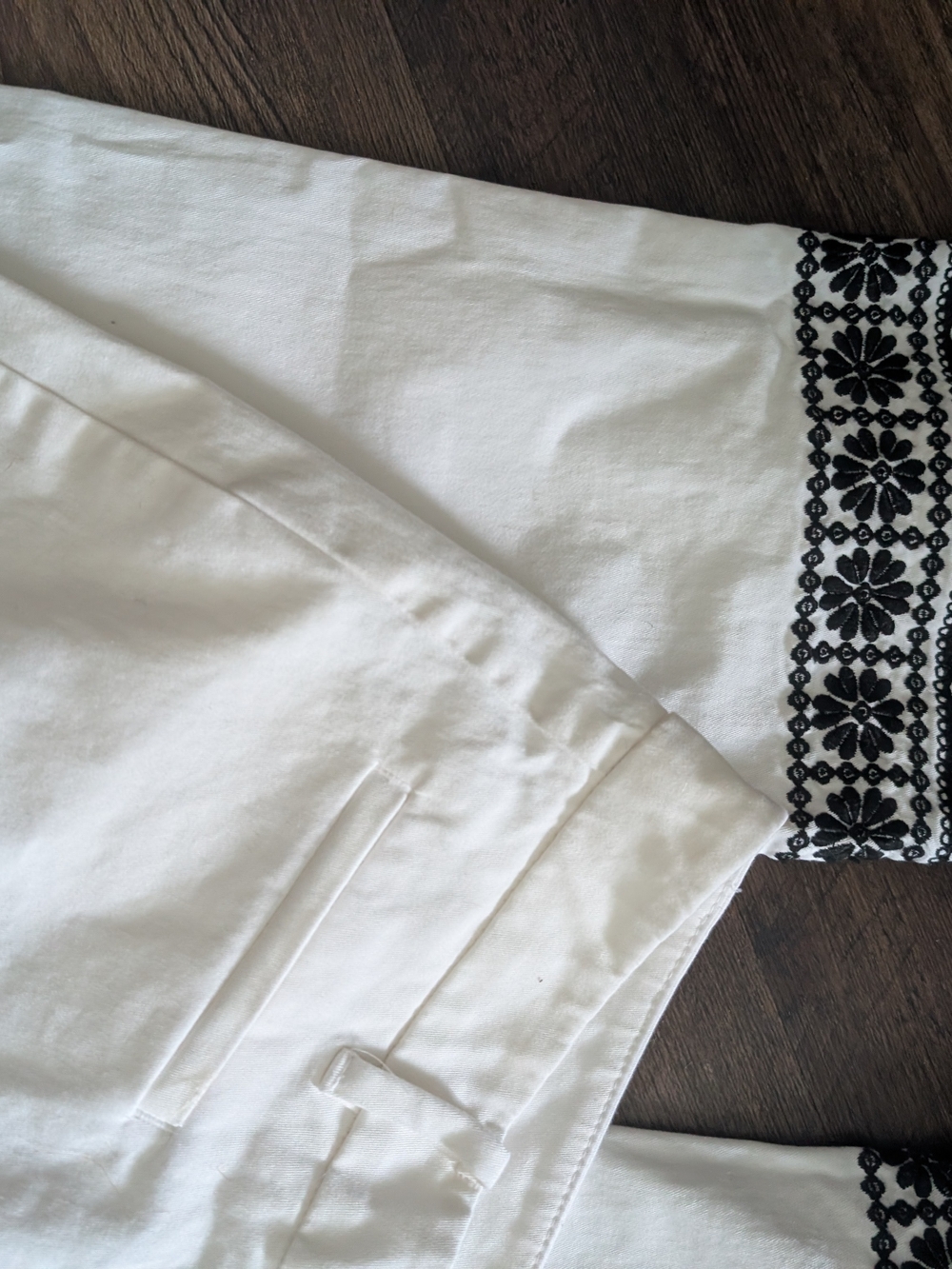 Ann Taylor Embroidered Boho Cropped Pants White Black Size 4 Cotton W Stretch - Picture 2 of 7